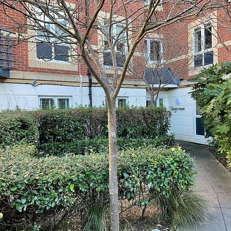 Modern 2 Bed Apt In Egham High Street, With Private Parking And Wifi Apartment ภายนอก รูปภาพ