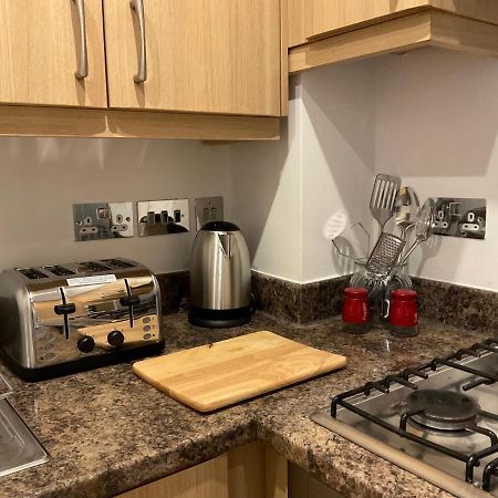 Modern 2 Bed Apt In Egham High Street, With Private Parking And Wifi Apartment ภายนอก รูปภาพ