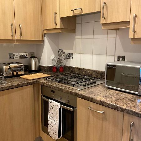 Modern 2 Bed Apt In Egham High Street, With Private Parking And Wifi Apartment ภายนอก รูปภาพ