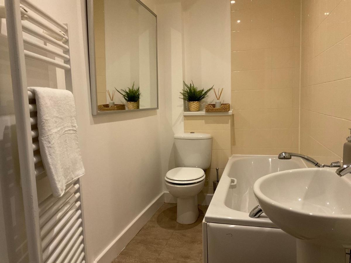 Modern 2 Bed Apt In Egham High Street, With Private Parking And Wifi Apartment ภายนอก รูปภาพ