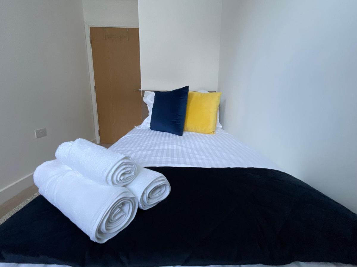 Modern 2 Bed Apt In Egham High Street, With Private Parking And Wifi Apartment ภายนอก รูปภาพ