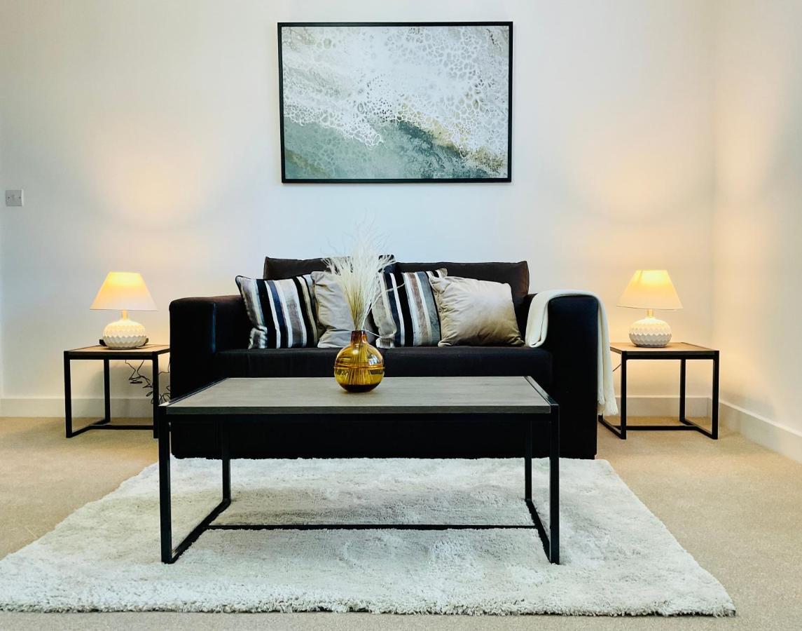 Modern 2 Bed Apt In Egham High Street, With Private Parking And Wifi Apartment ภายนอก รูปภาพ