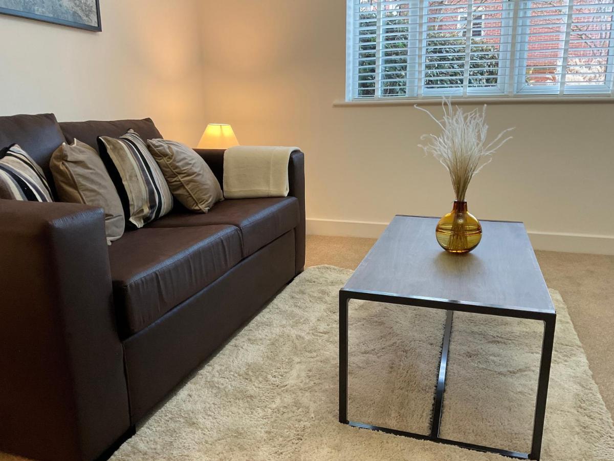Modern 2 Bed Apt In Egham High Street, With Private Parking And Wifi Apartment ภายนอก รูปภาพ