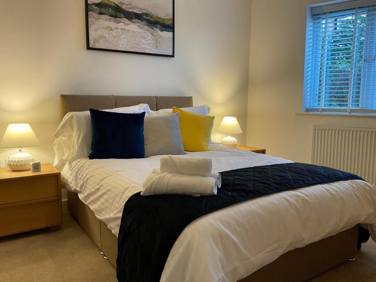 Modern 2 Bed Apt In Egham High Street, With Private Parking And Wifi Apartment ภายนอก รูปภาพ