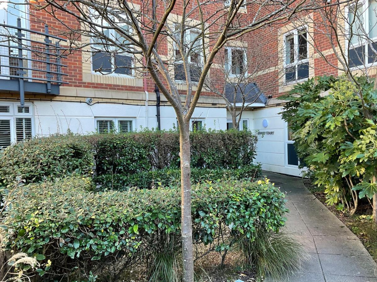 Modern 2 Bed Apt In Egham High Street, With Private Parking And Wifi Apartment ภายนอก รูปภาพ