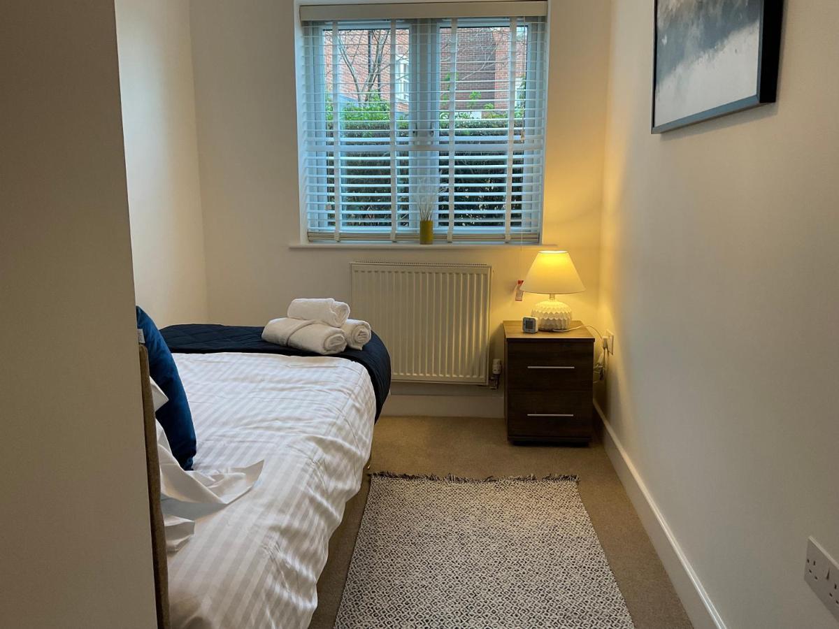 Modern 2 Bed Apt In Egham High Street, With Private Parking And Wifi Apartment ภายนอก รูปภาพ
