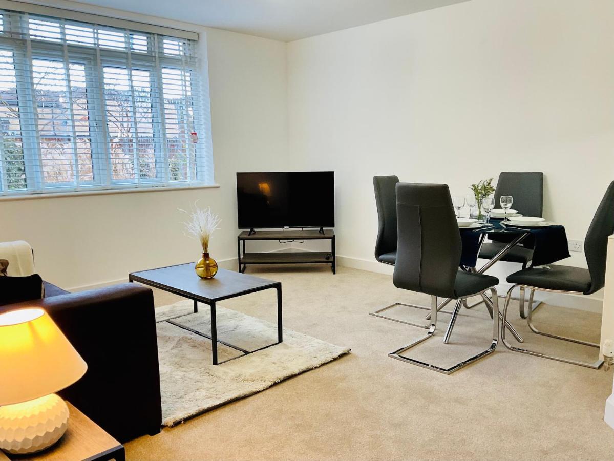 Modern 2 Bed Apt In Egham High Street, With Private Parking And Wifi Apartment ภายนอก รูปภาพ
