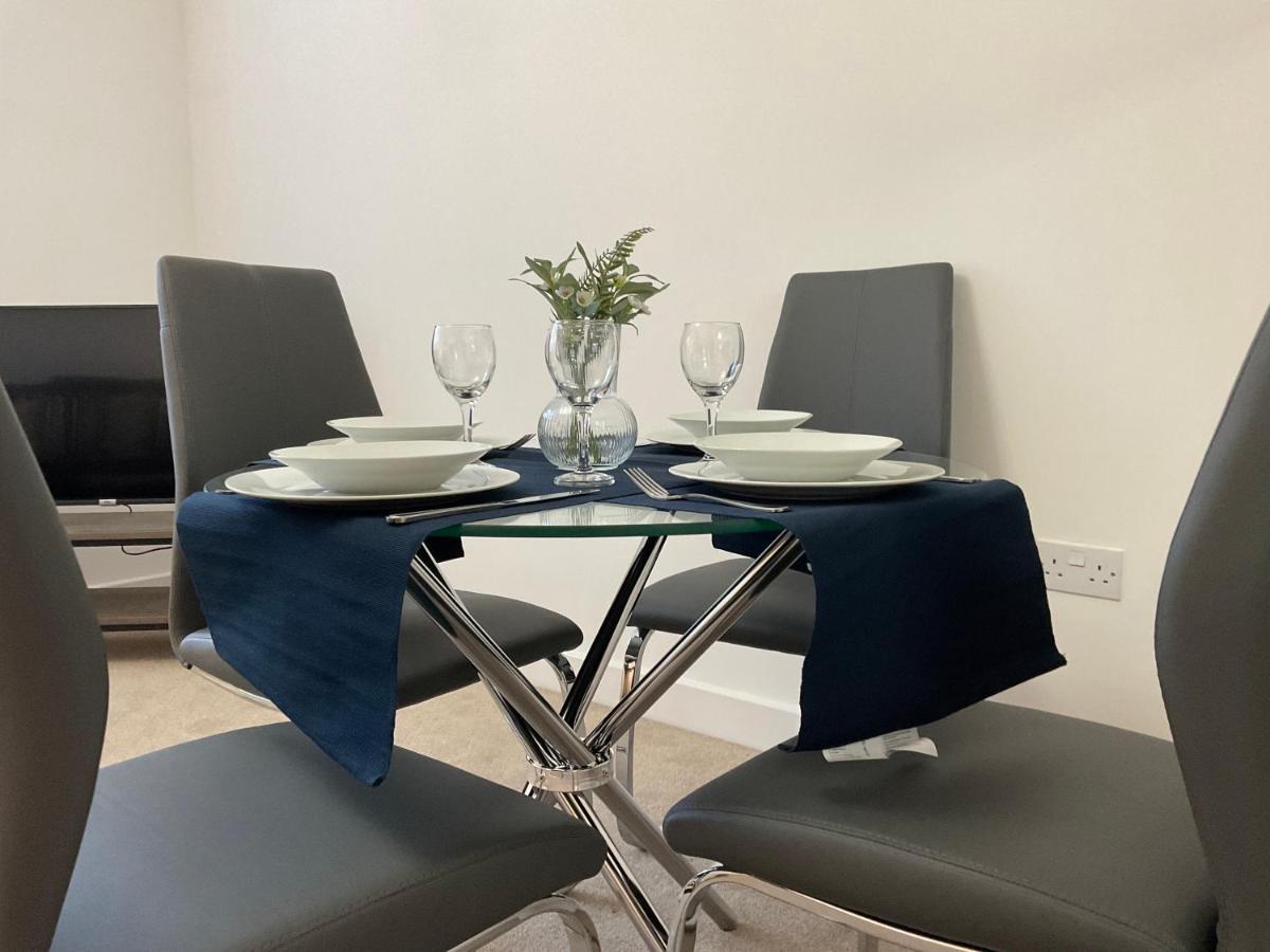 Modern 2 Bed Apt In Egham High Street, With Private Parking And Wifi Apartment ภายนอก รูปภาพ