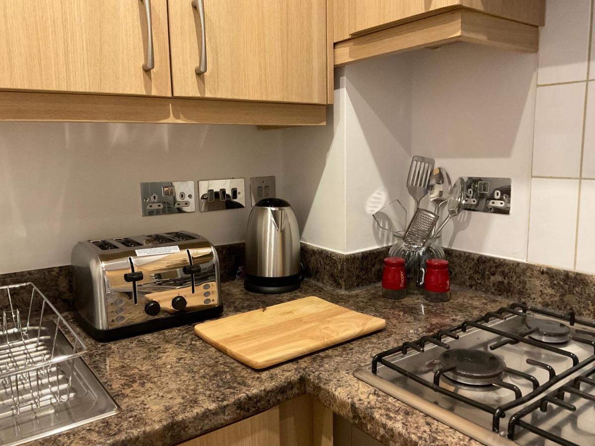 Modern 2 Bed Apt In Egham High Street, With Private Parking And Wifi Apartment ภายนอก รูปภาพ