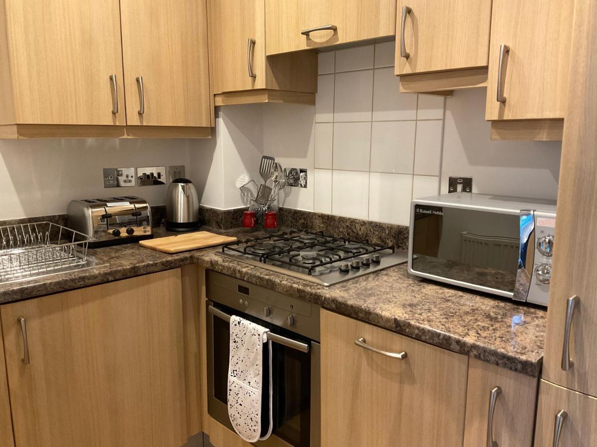 Modern 2 Bed Apt In Egham High Street, With Private Parking And Wifi Apartment ภายนอก รูปภาพ