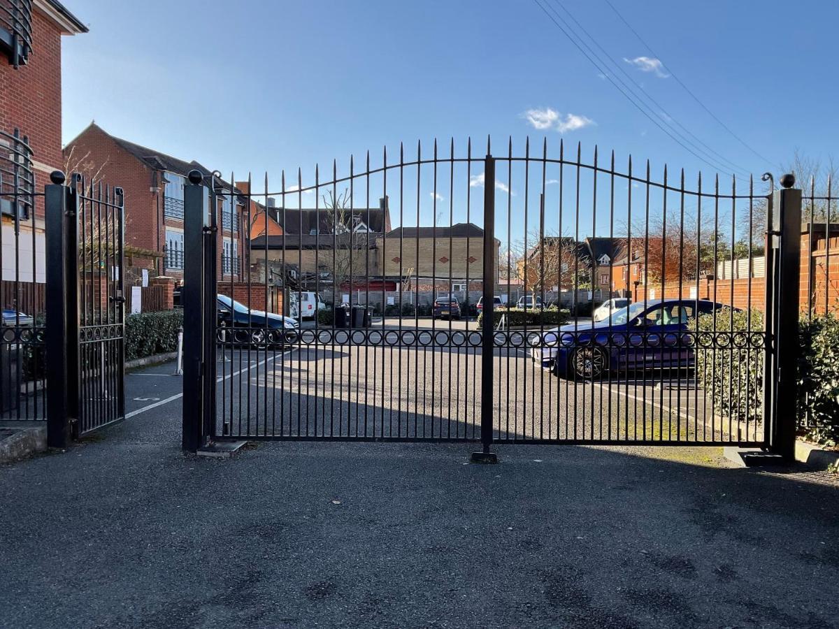 Modern 2 Bed Apt In Egham High Street, With Private Parking And Wifi Apartment ภายนอก รูปภาพ